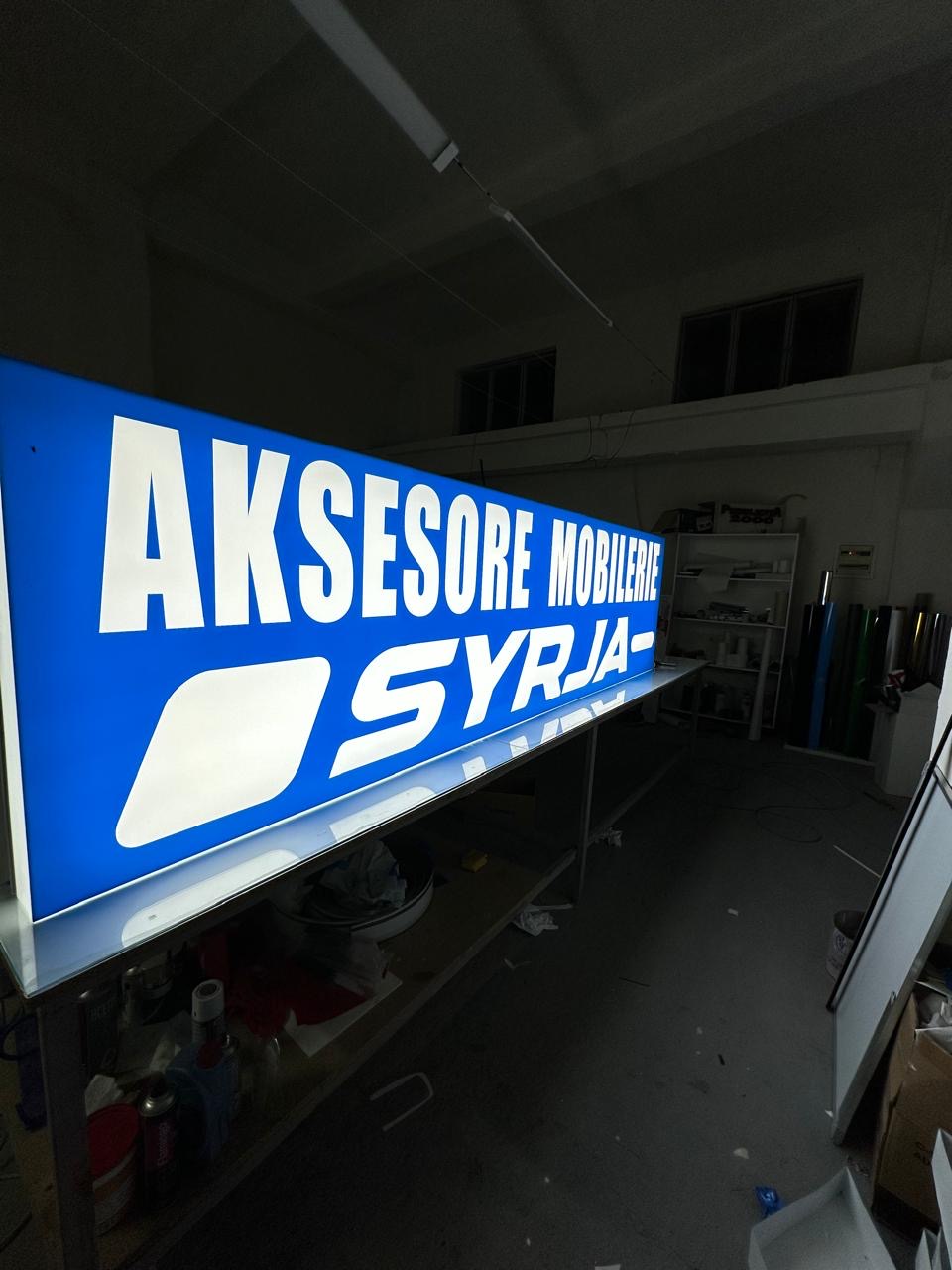 Lightbox i gjatë blu Aksesore Mobilerie Syrja i ndezur mbi tavolinën e studios në errësirë