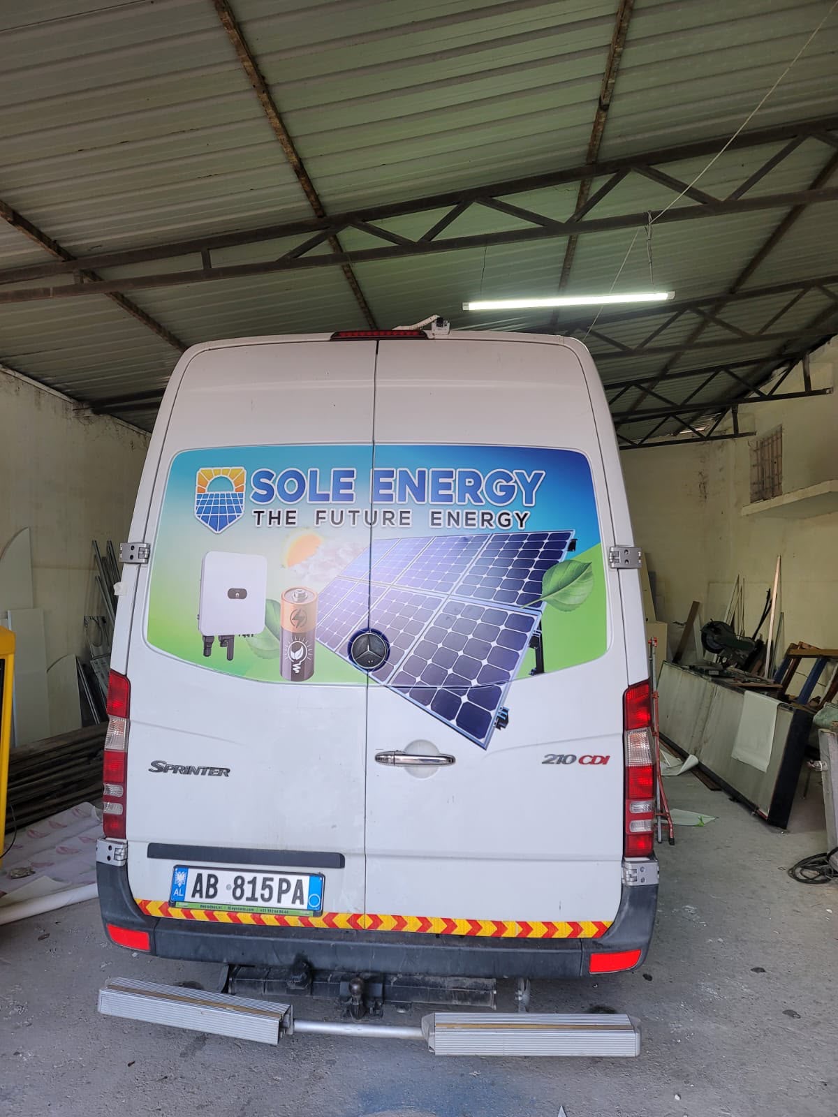 Dyert e pasme të një Sprinter-i me grafikë Sole Energy: panele diellore, inverter dhe bateri