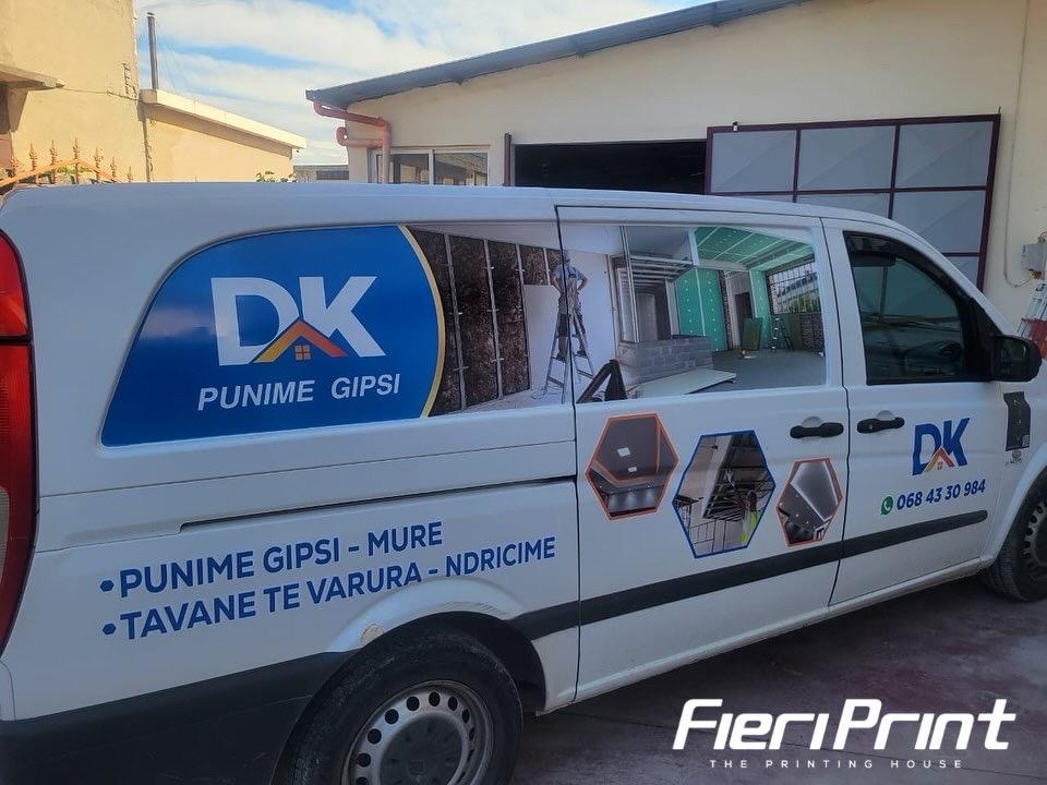 Furgon Mercedes Vito i bardhë me grafika DK Punime Gipsi, panele gjashtëkëndore me foto punimesh dhe listë shërbimesh