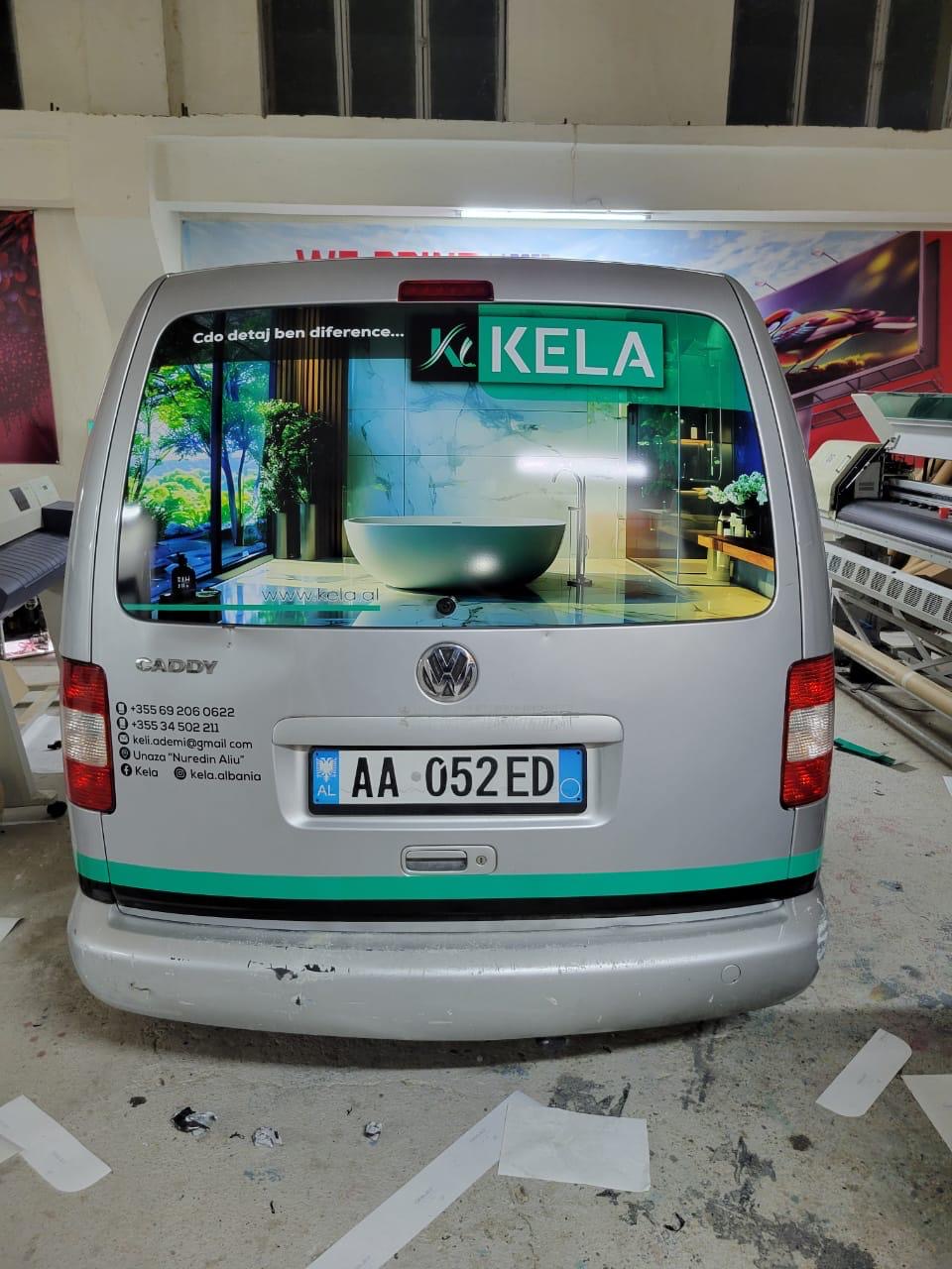 Xhami i pasmë i një VW Caddy me grafikë banjoje moderne KELA dhe sloganin Çdo detaj bën diferencë