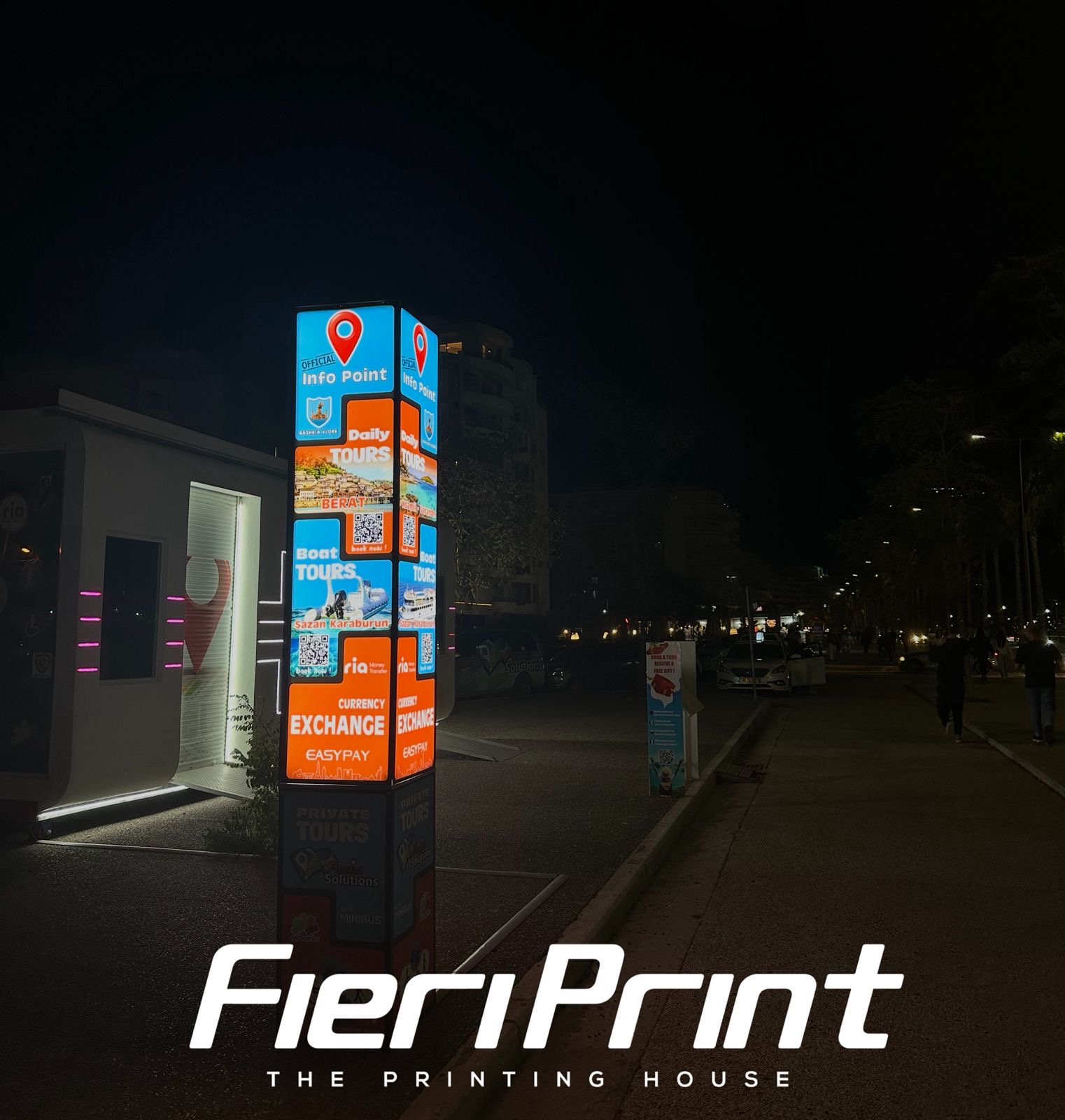 Totem me shumë panele të ndriçuara për pikën turistike të informacionit në Vlorë