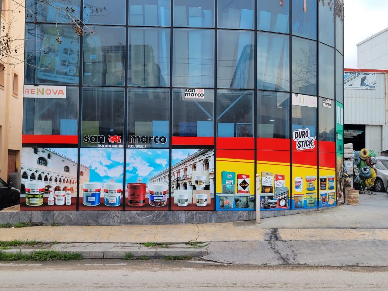 Fasadë e lakuar me xham me brez grafikash San Marco dhe Duro Stick me produkte bojrash