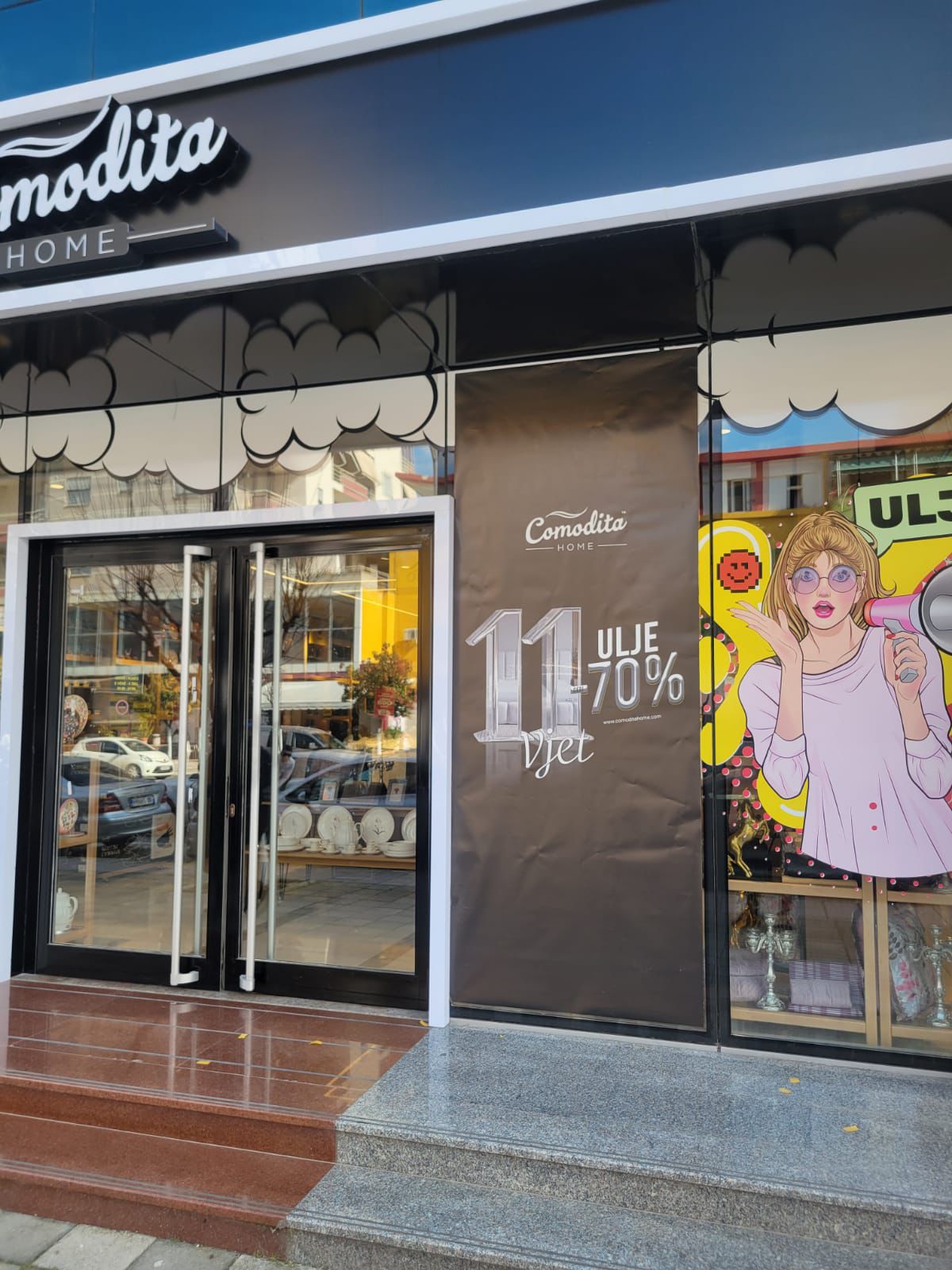 Fasada e Comodita Home me shkronja 3D, grafika paneli dhe postera vitrine për uljet e 11-vjetorit