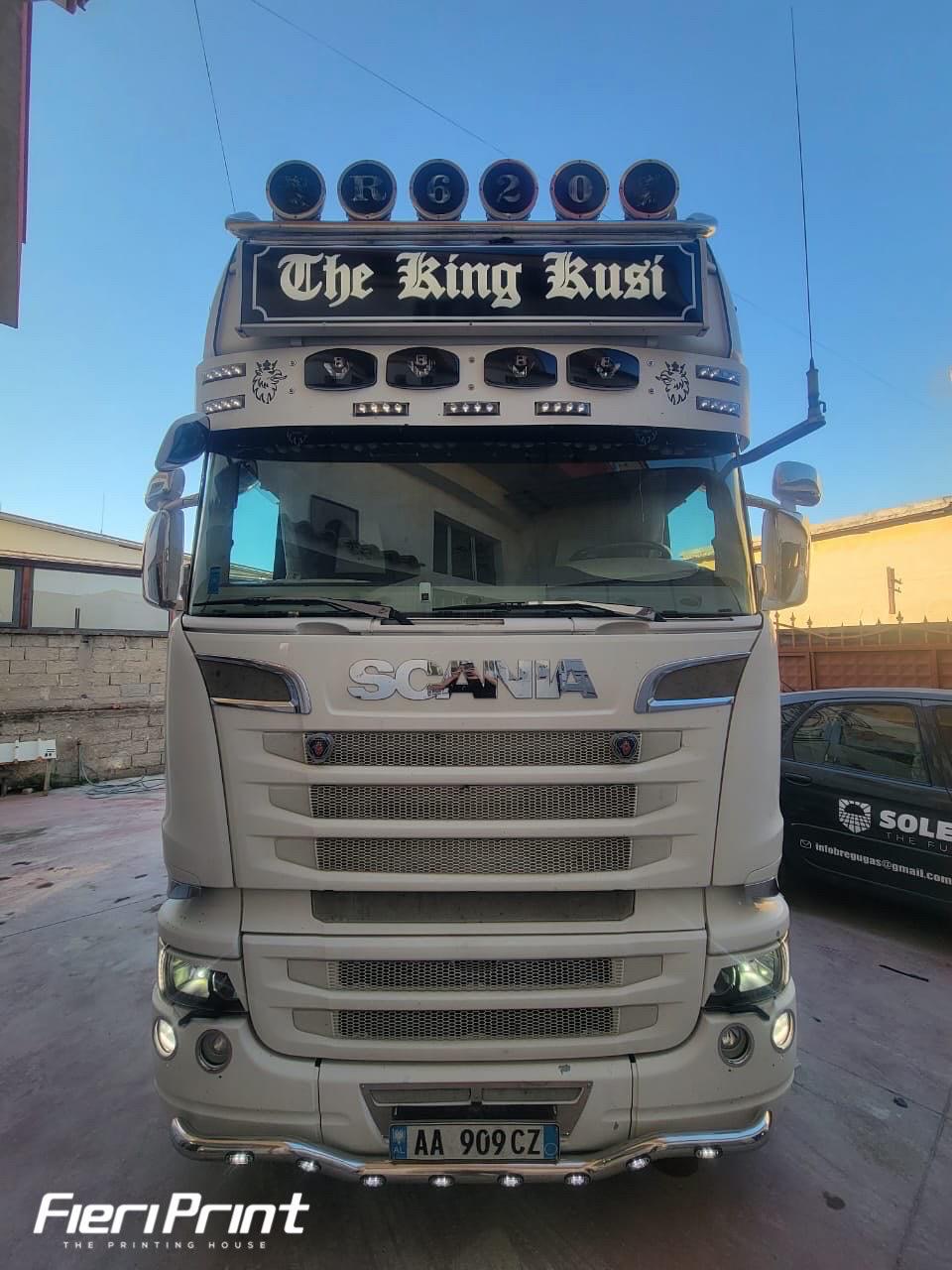 Kokë Scania R620 me tabelë të zezë të ndriçuar The King Kusi dhe disqe R620 mbi kabinë